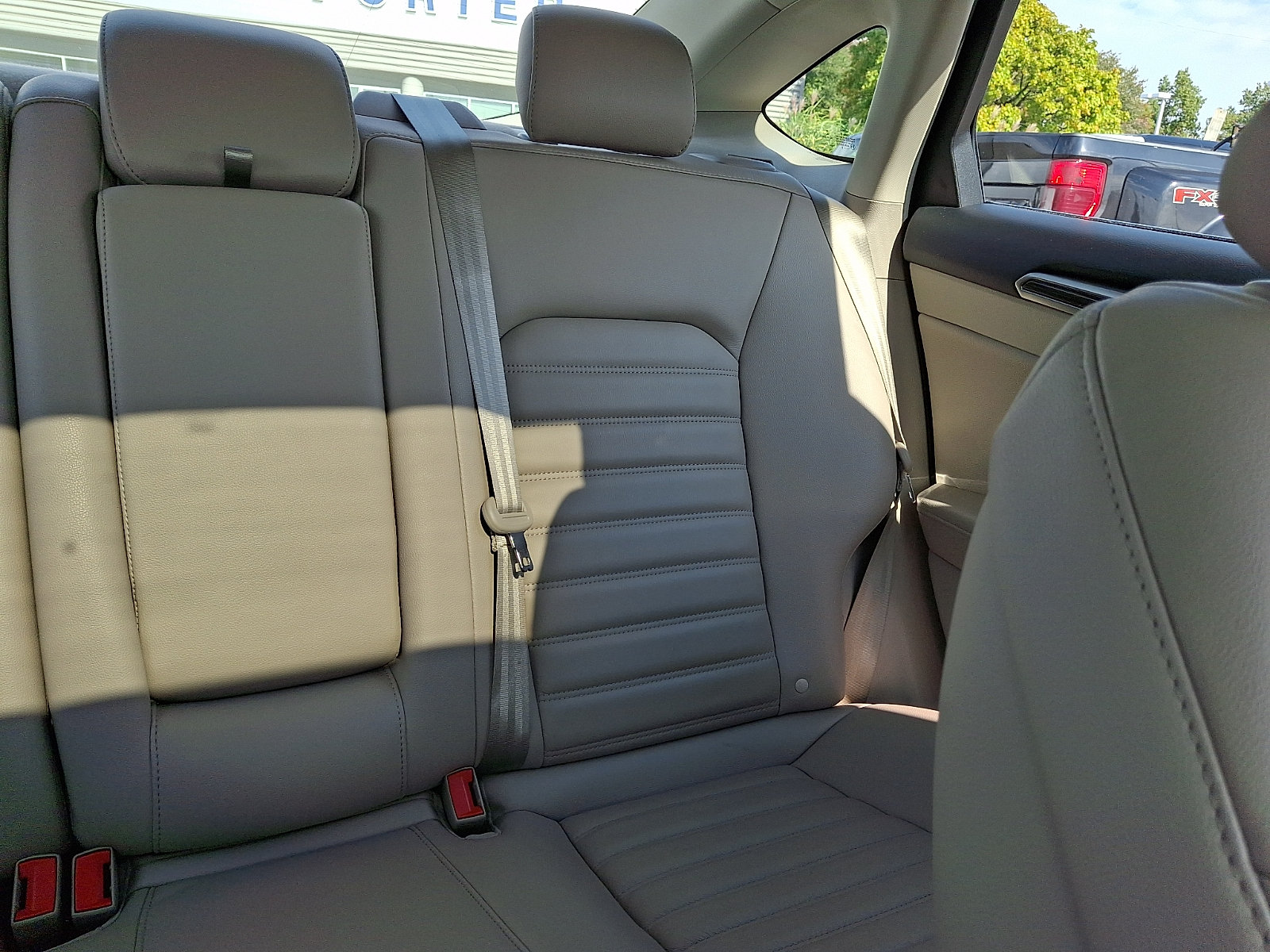 Certified 2018 Ford Fusion SE w/ Fusion SE Technology Package FWD image 19