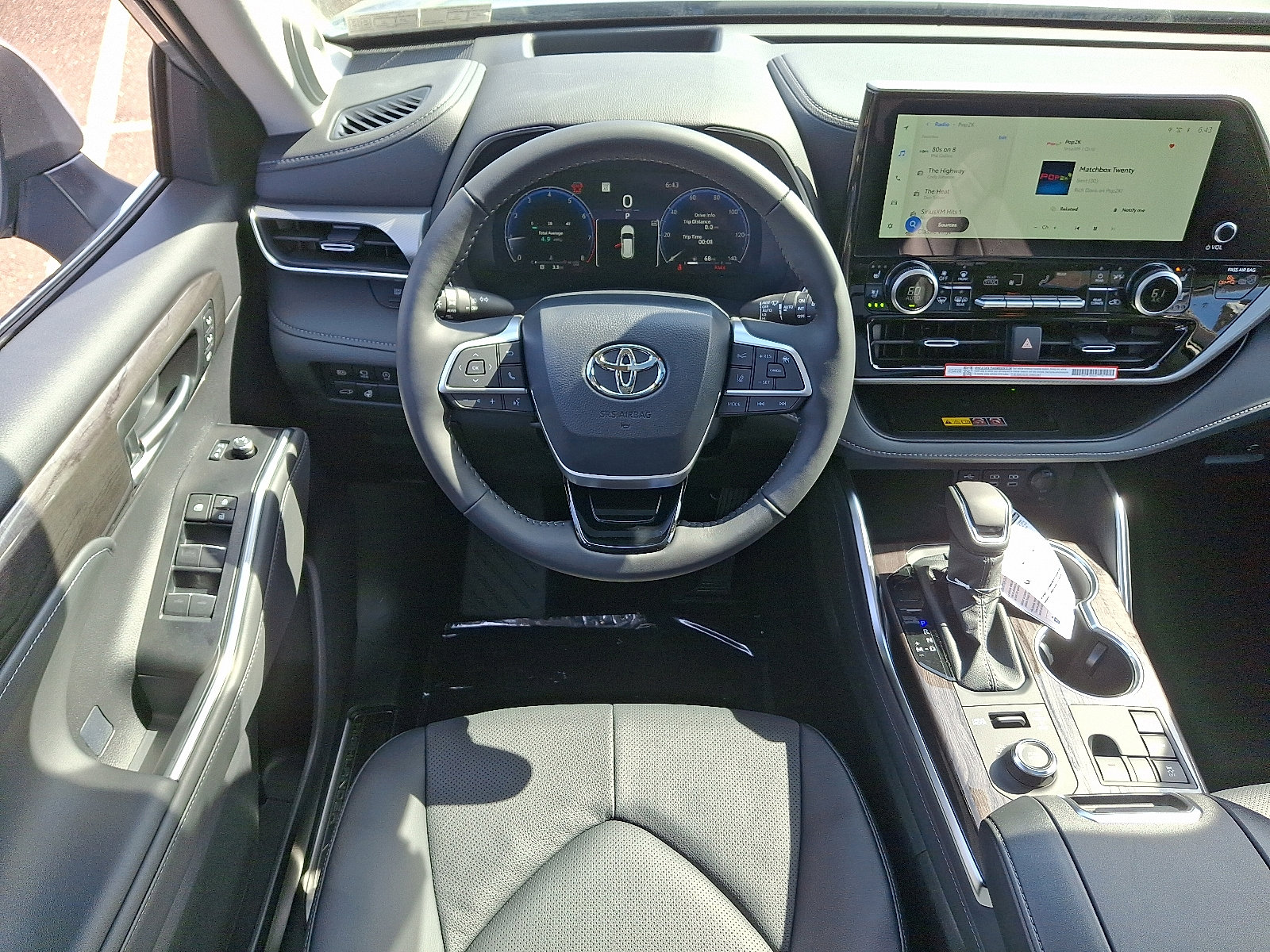 New 2025 Toyota Highlander Platinum image 9
