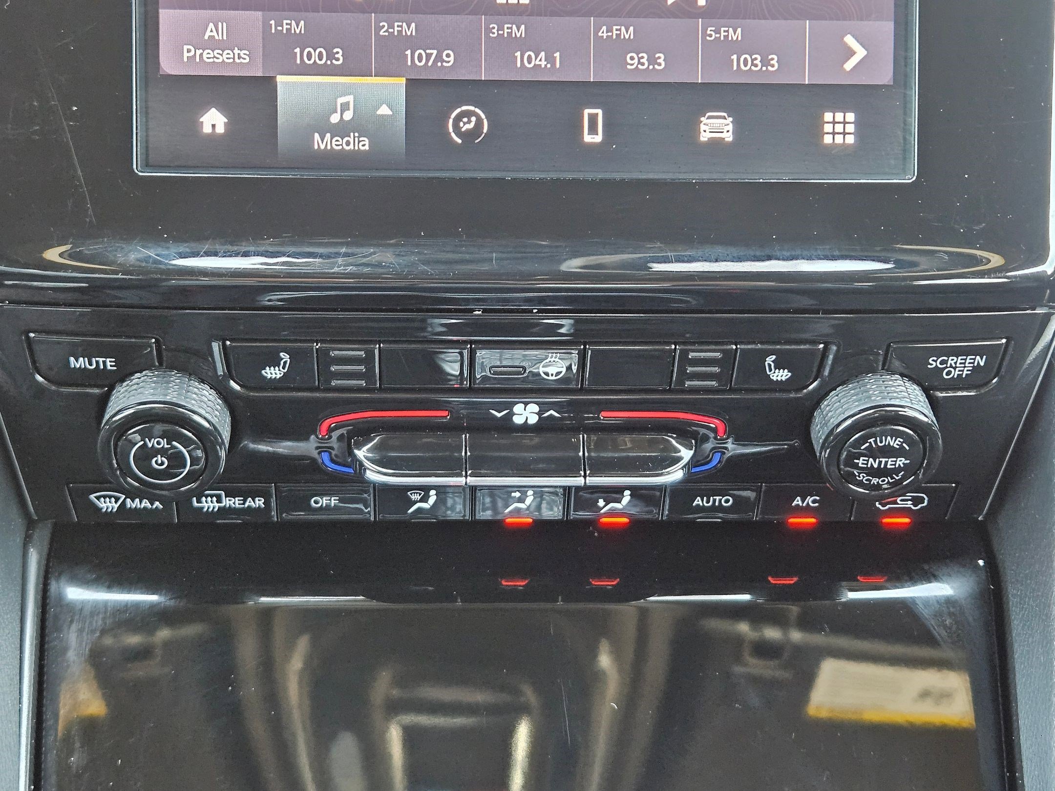 Used 2025 Jeep Grand Cherokee Altitude image 25