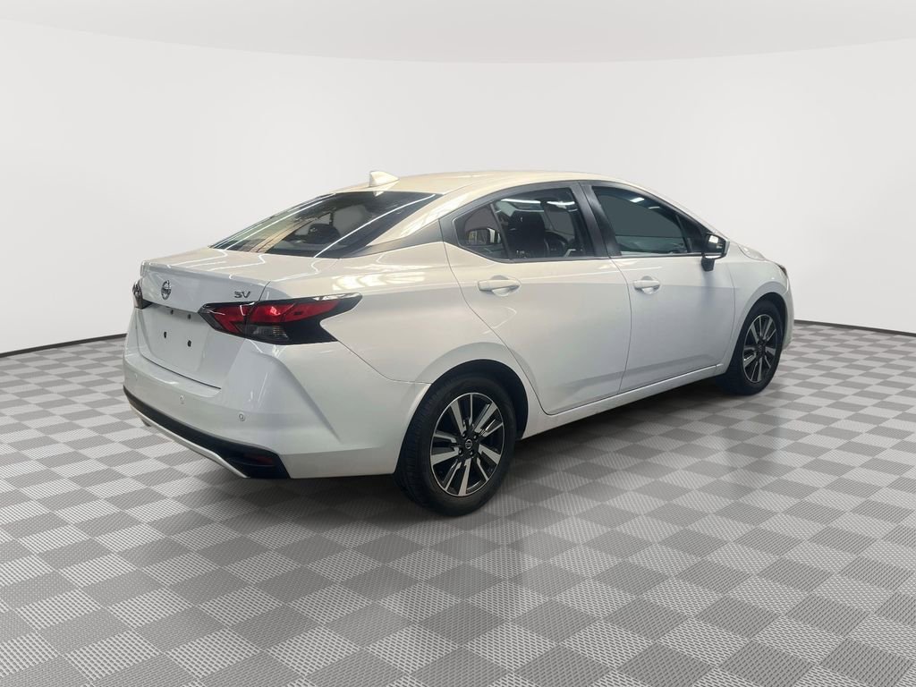 Used 2022 Nissan Versa SV image 3