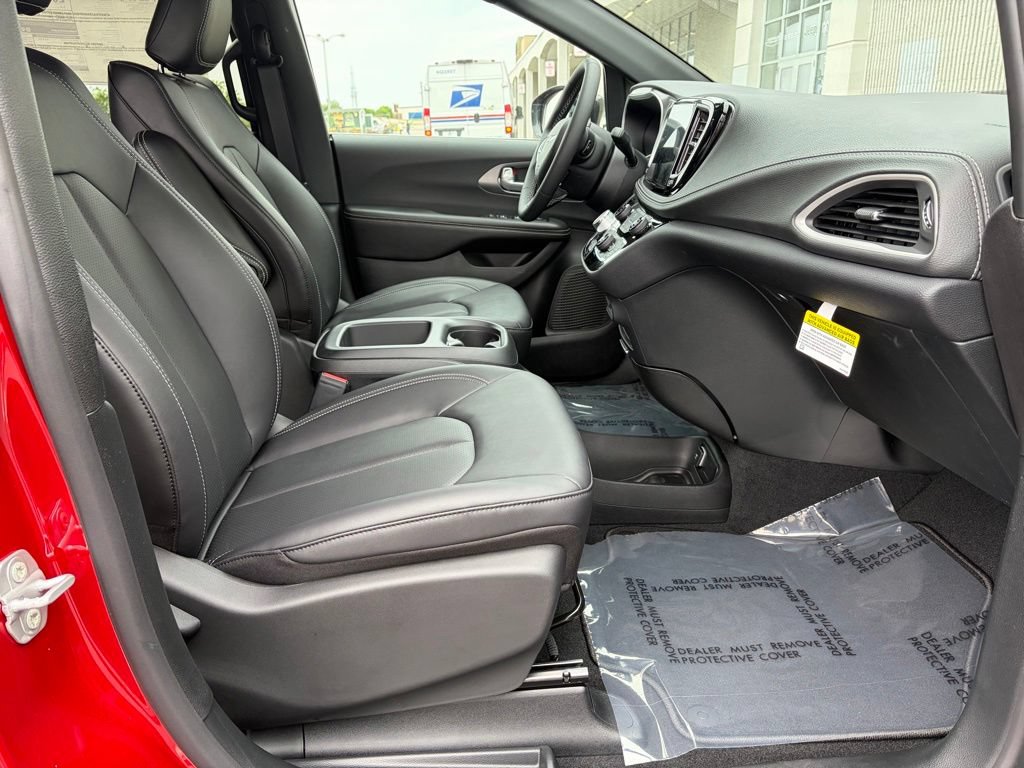 New 2026 Chrysler Pacifica Select AWD/4WD image 19