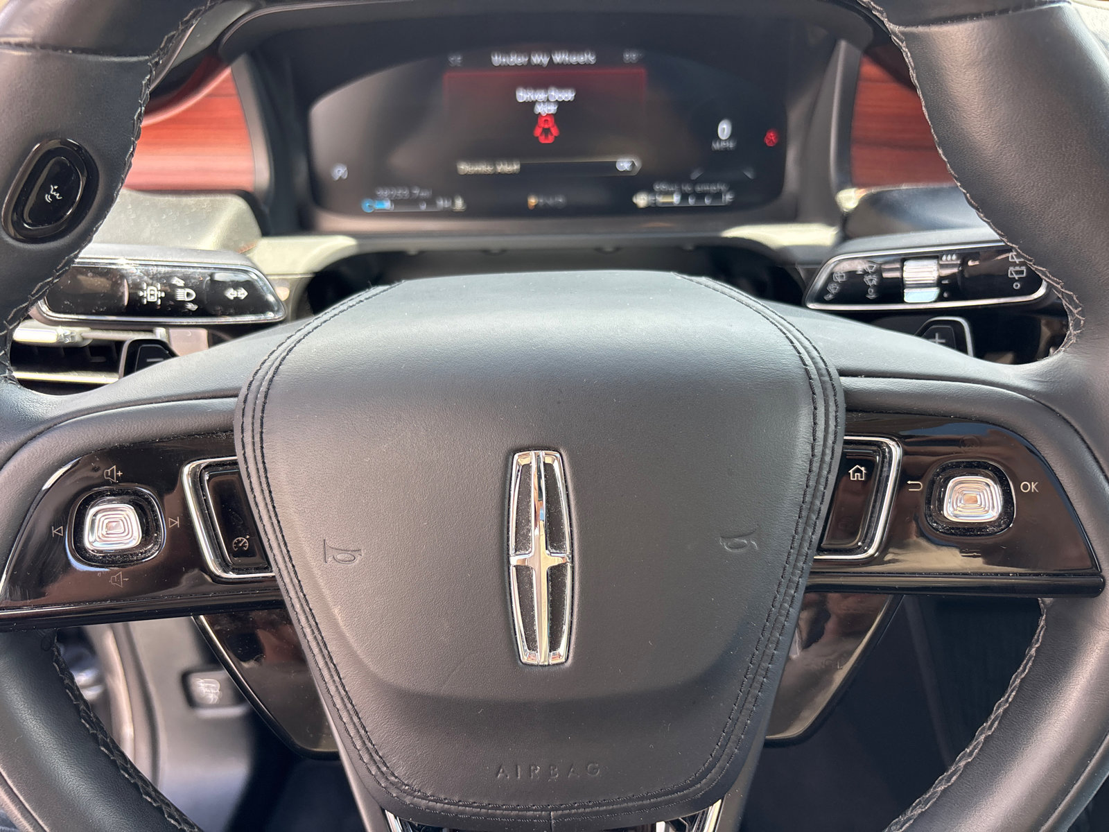 Used 2023 Lincoln Aviator Reserve w/ Elements Package Plus AWD/4WD image 16