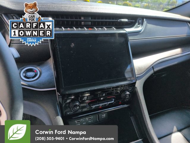 Used 2025 Jeep Grand Cherokee Limited w/ Black Appearance Package AWD/4WD image 16