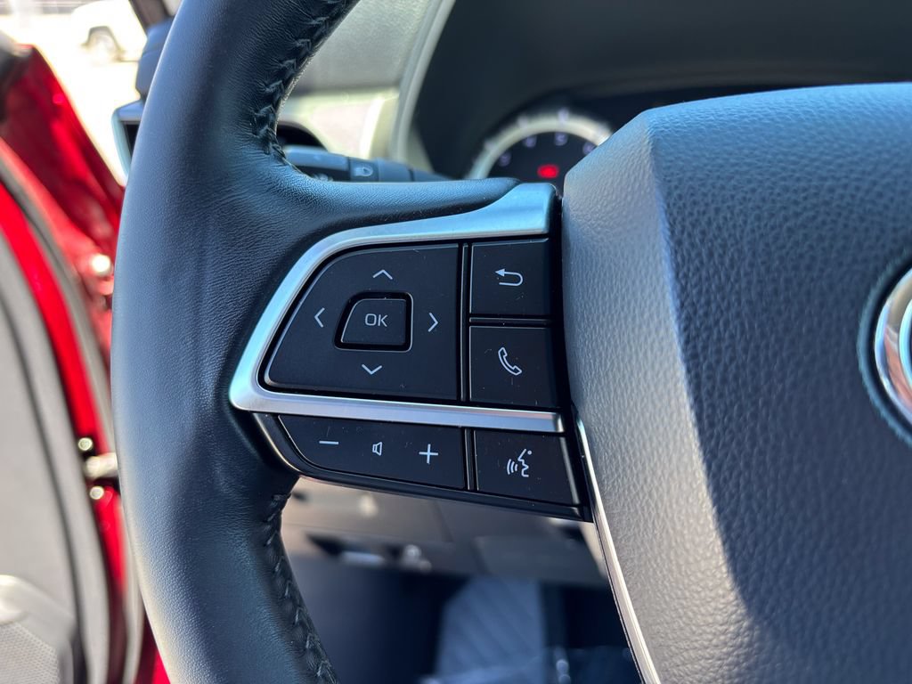 Used 2020 Toyota Highlander LE AWD/4WD image 28