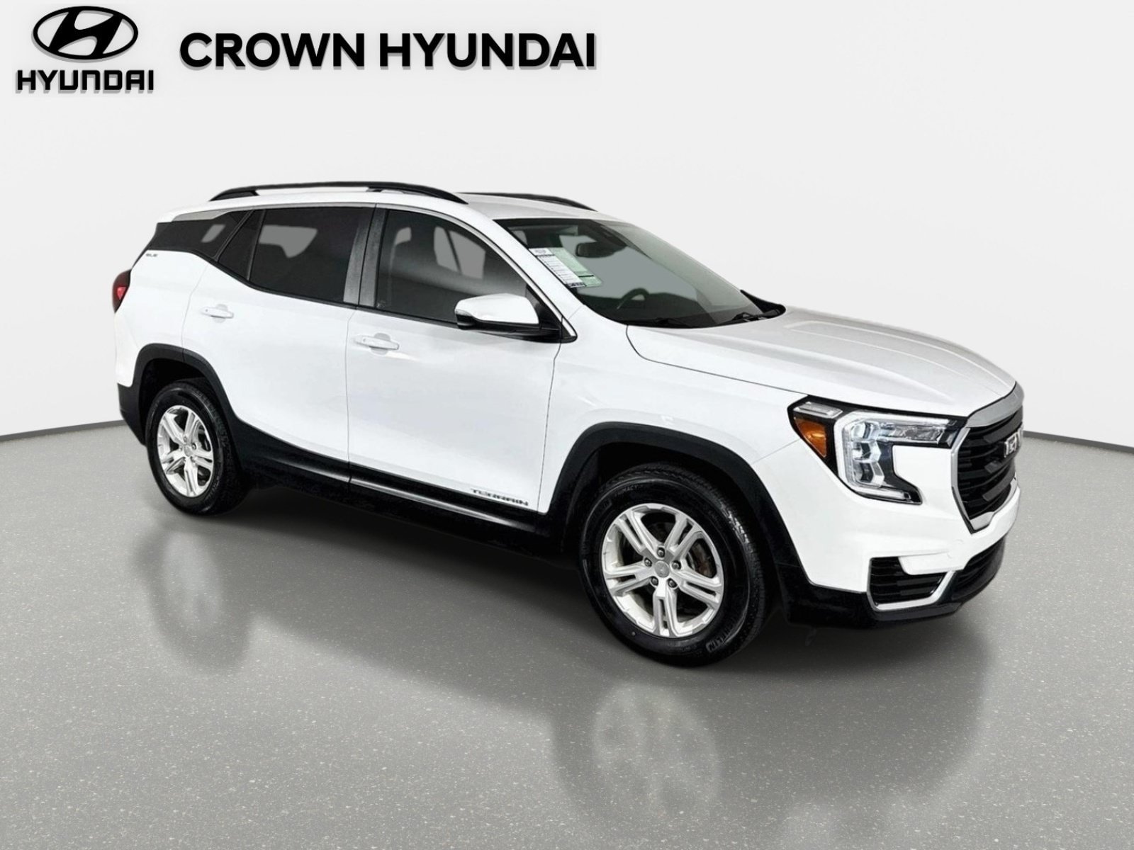 Used 2023 GMC Terrain SLE w/ Driver Convenience Package FWD image 4