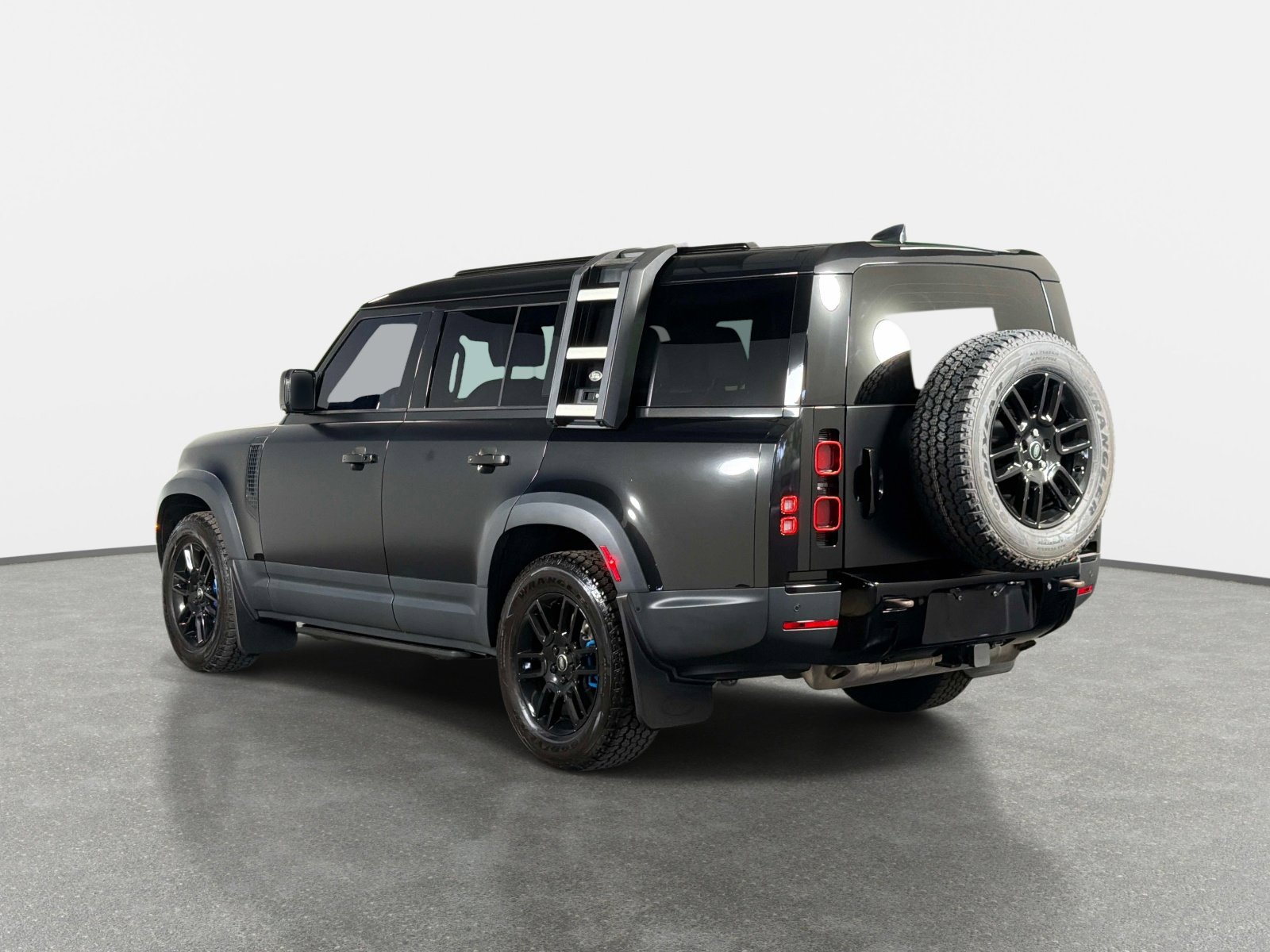 Used 2023 Land Rover Defender 130 SE AWD/4WD image 5