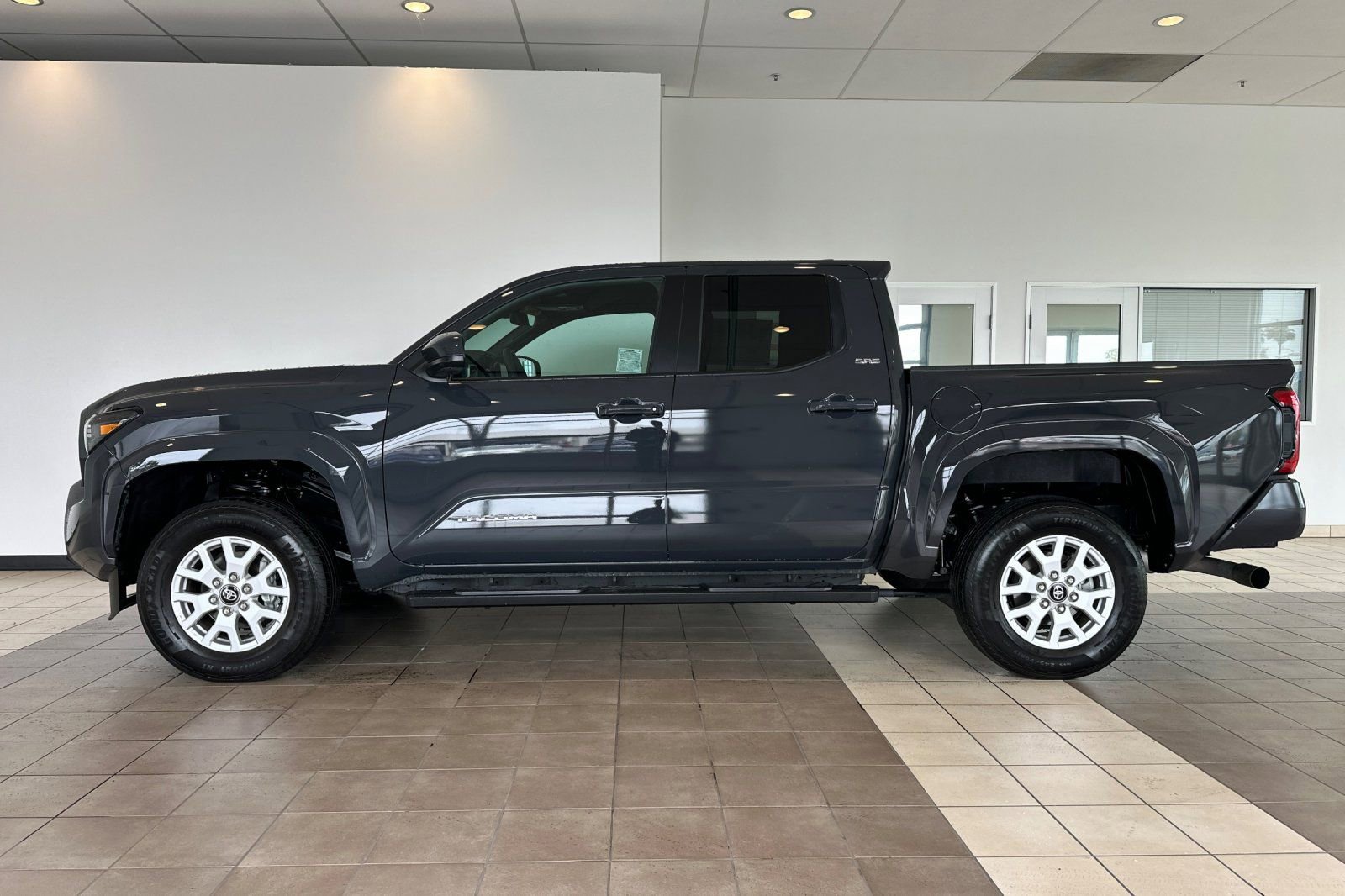Certified 2025 Toyota Tacoma SR5 AWD/4WD image 7