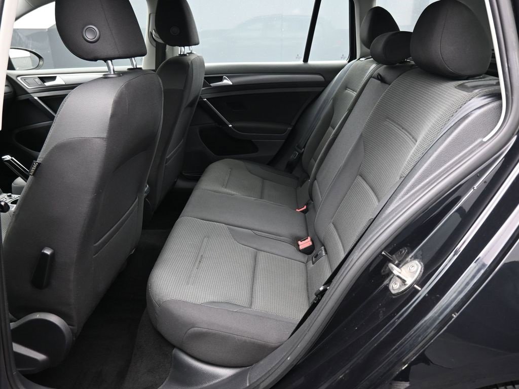 Used 2018 Volkswagen Golf S image 34