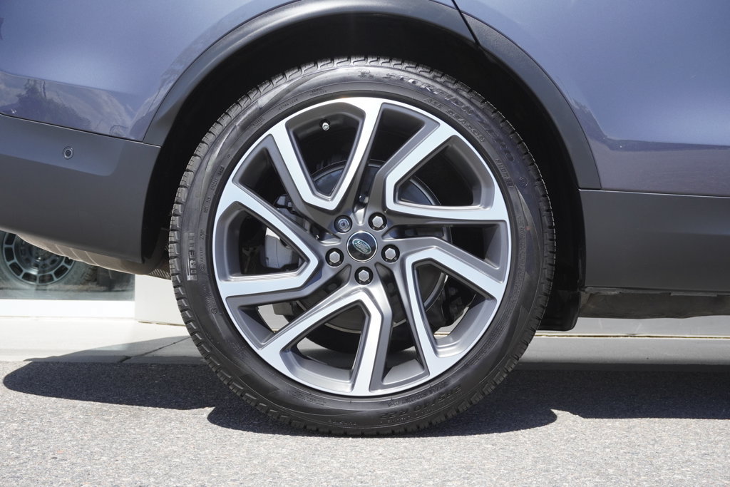 Used 2025 Land Rover Discovery S AWD/4WD image 32