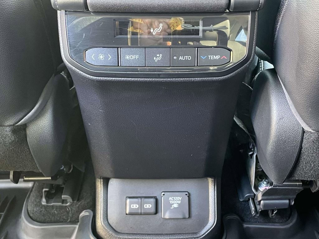Used 2023 Toyota Highlander Limited image 5
