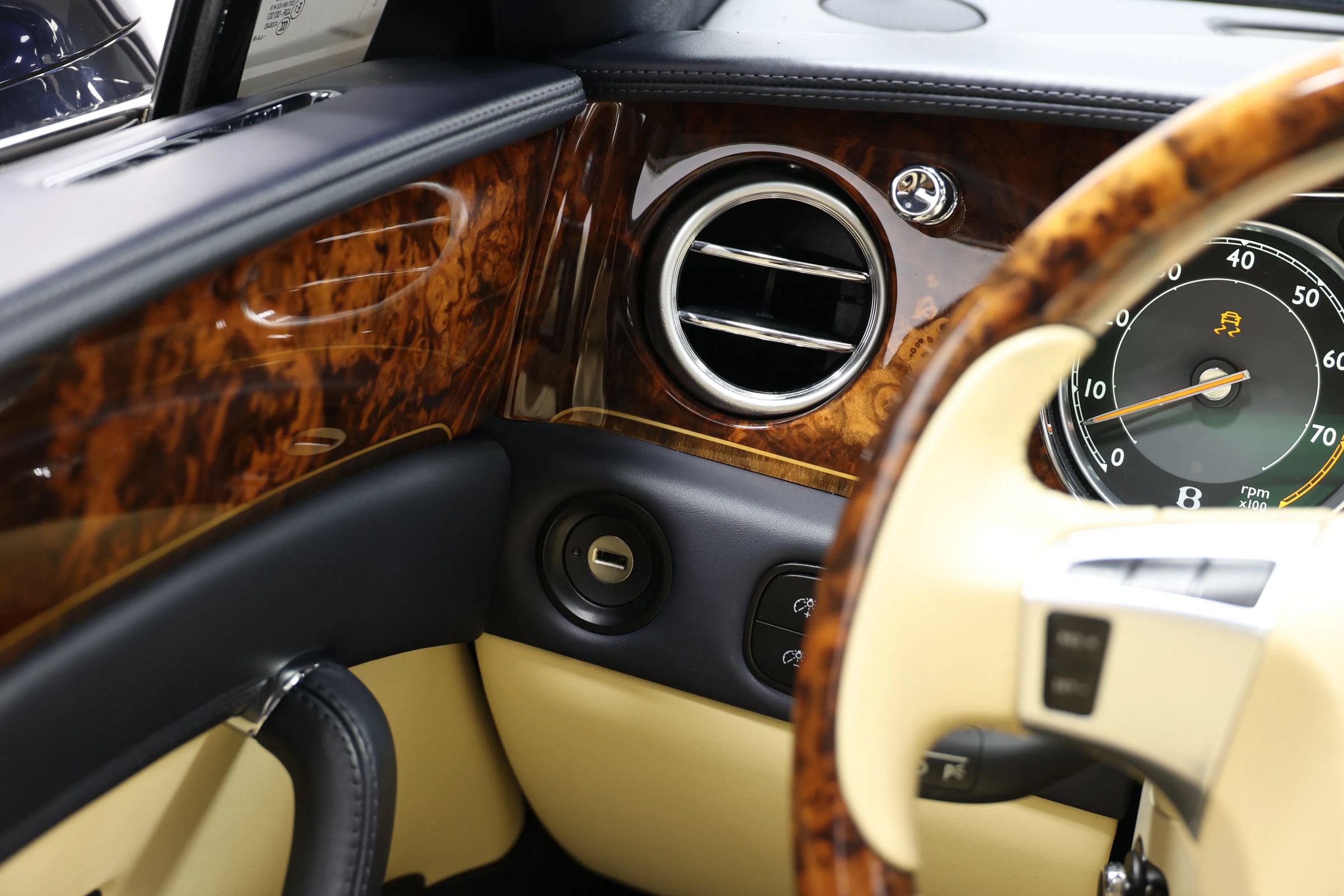 Used 2015 Bentley Flying Spur V8 AWD/4WD image 26
