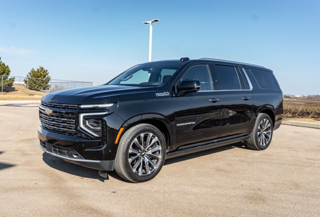 Used 2025 Chevrolet Suburban High Country AWD/4WD image 3