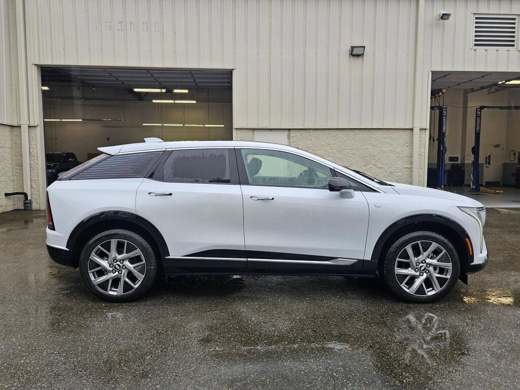 New 2026 Cadillac Optiq Luxury 2 image 9