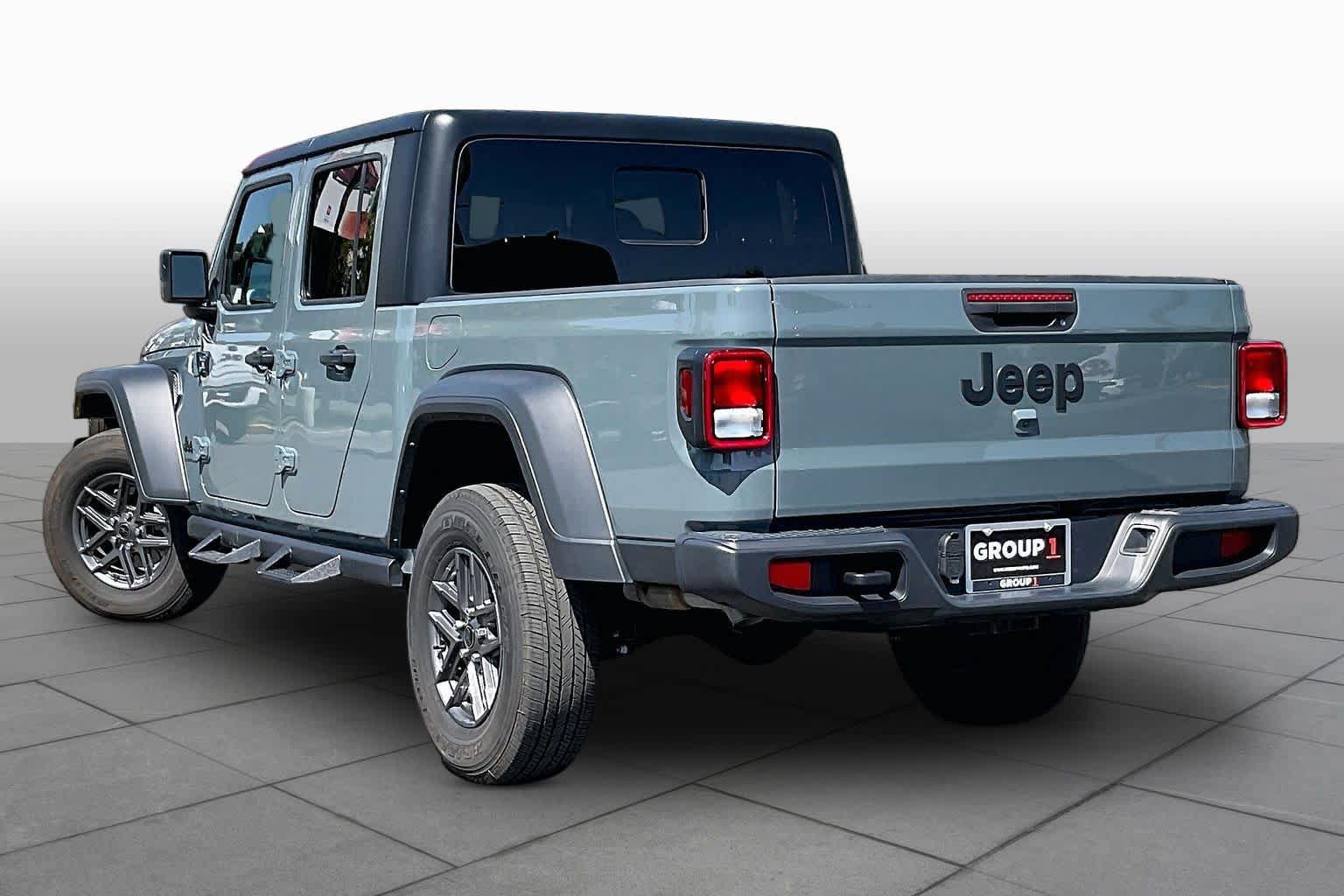 Used 2025 Jeep Gladiator Sport AWD/4WD image 10