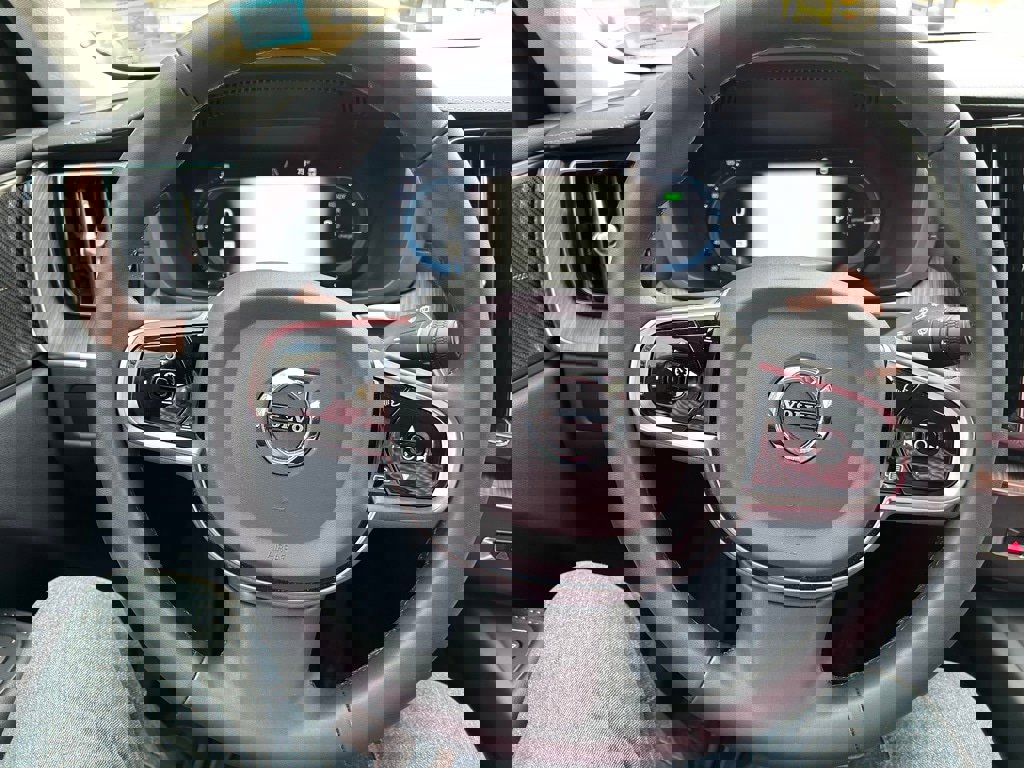 Certified 2024 Volvo XC60 T8 Ultimate w/ Protection Package Premier image 30