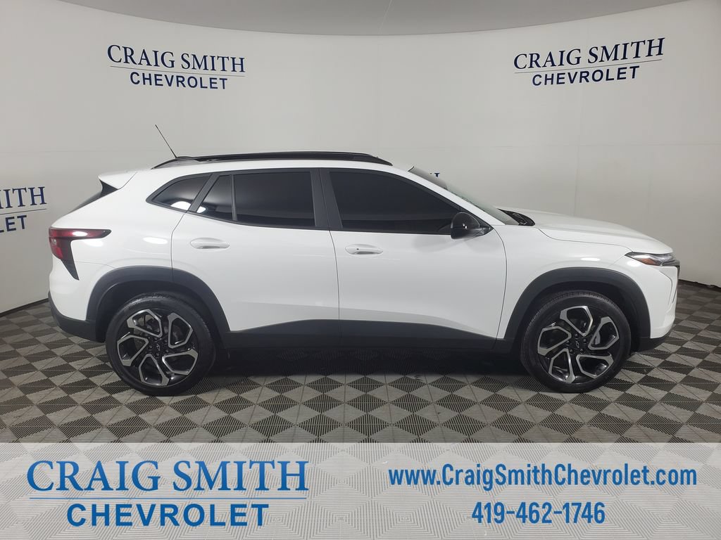 Used 2024 Chevrolet Trax RS w/ Sunroof Package FWD image 6