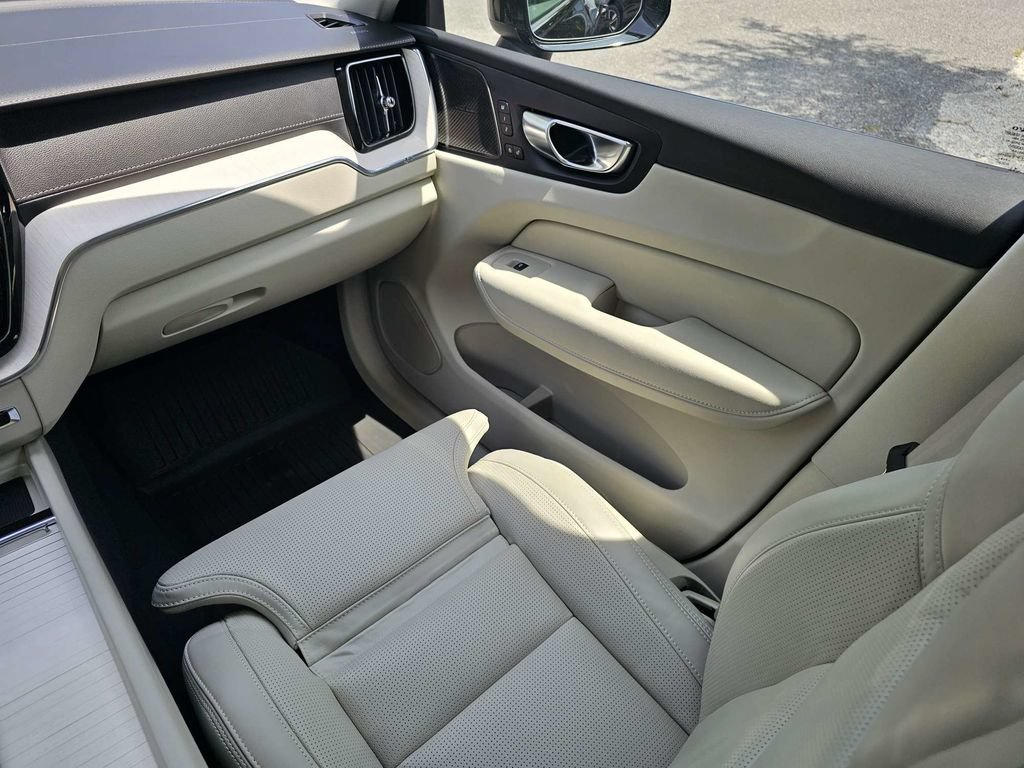 New 2026 Volvo XC60 T8 Ultra w/ Protection Package Premier AWD/4WD image 17