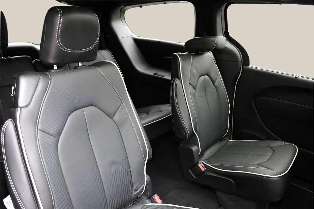 Used 2025 Chrysler Pacifica Limited FWD image 19