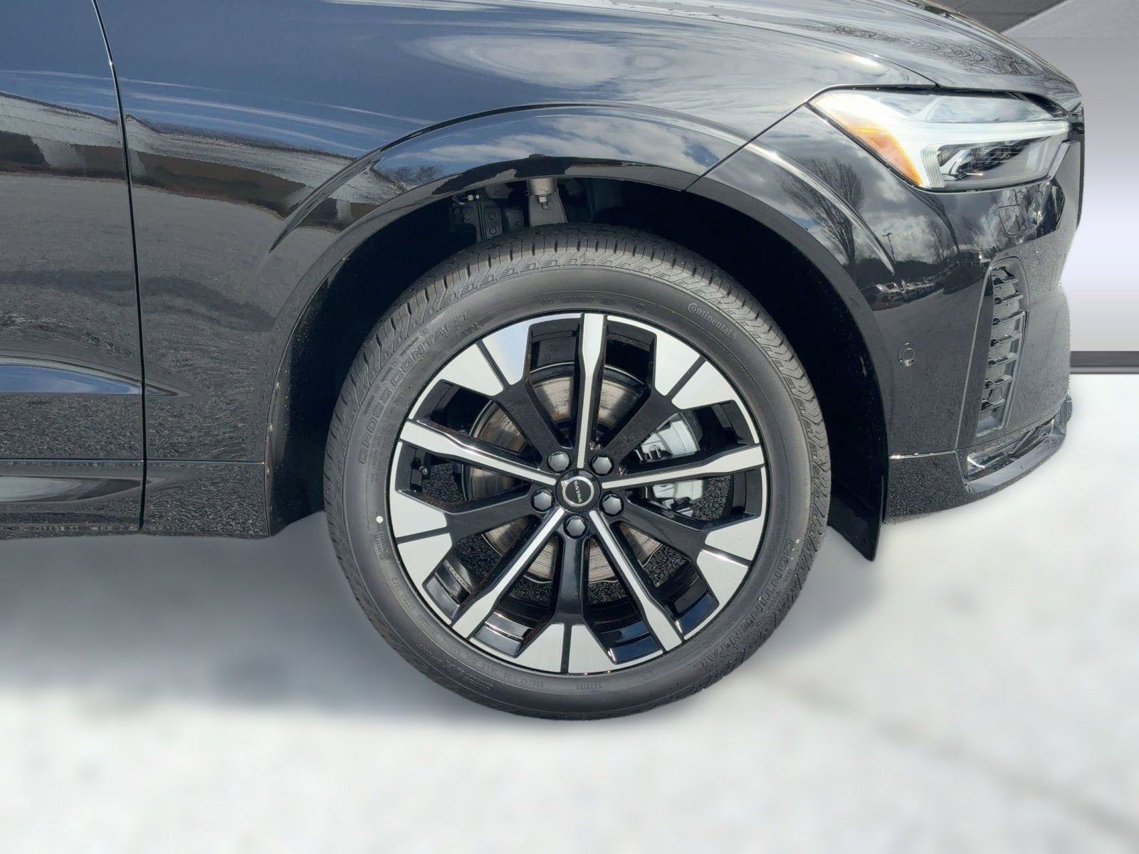 New 2026 Volvo XC60 B5 Plus w/ Protection Package Premier AWD/4WD image 12
