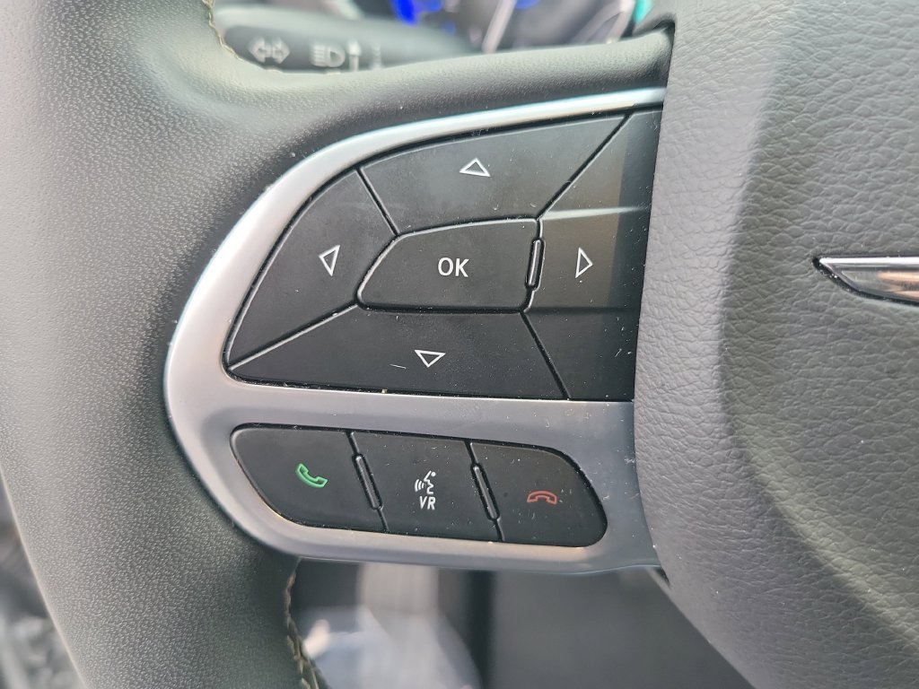 Used 2024 Chrysler Pacifica Touring-L FWD image 32
