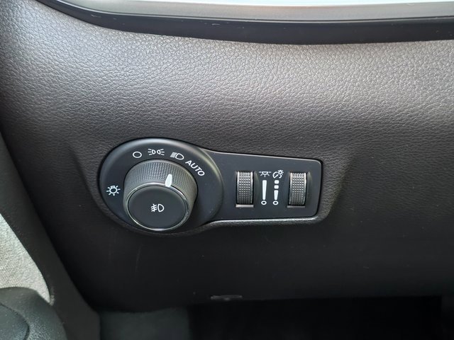 Used 2024 Jeep Compass Latitude image 39