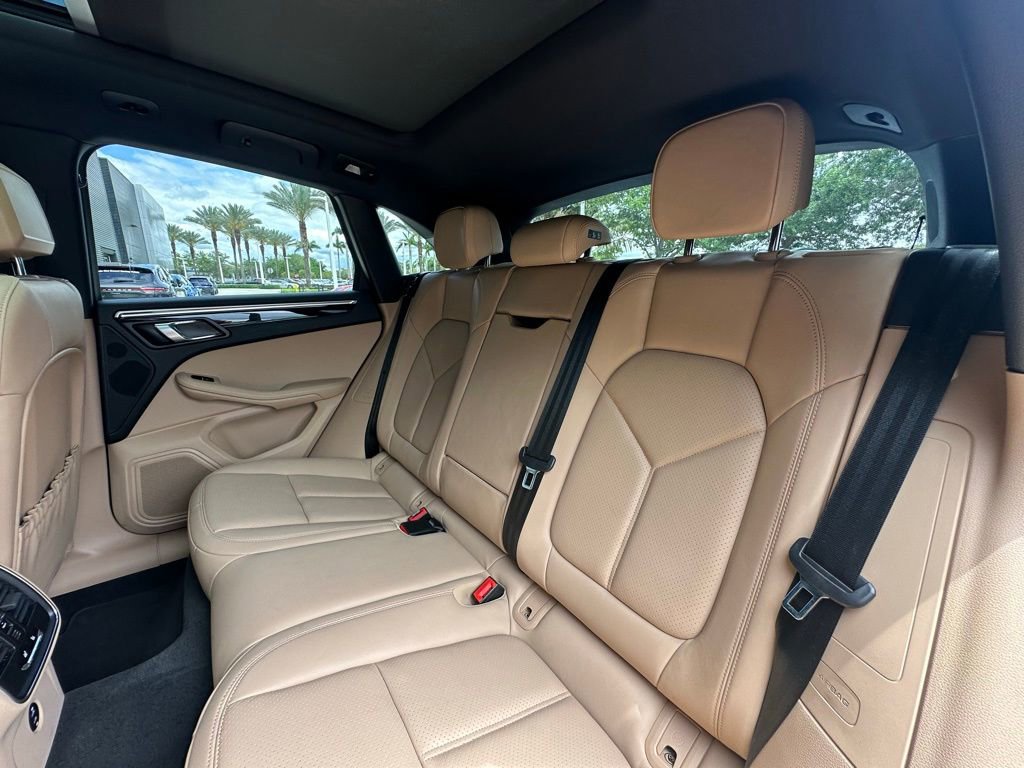 Certified 2023 Porsche Macan AWD/4WD image 36