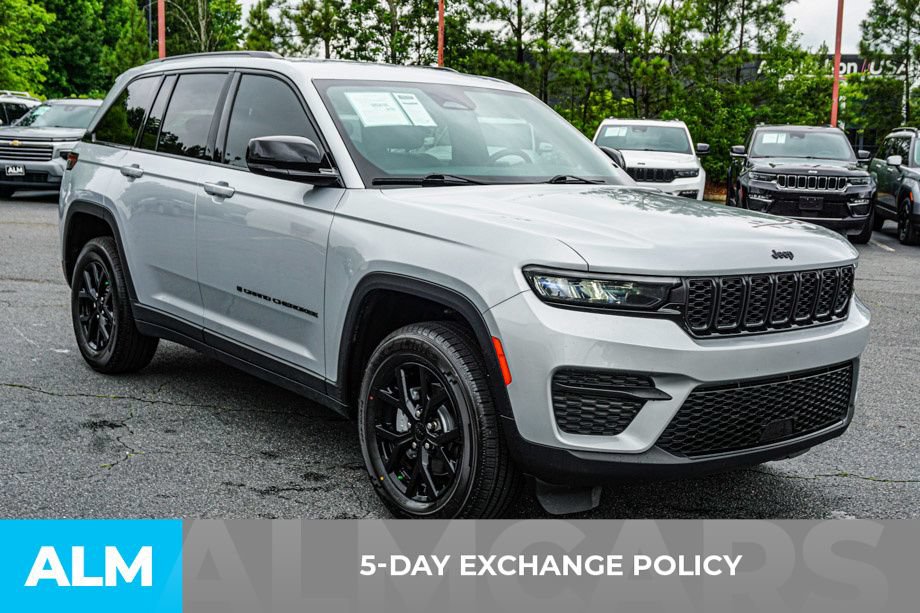 Used 2025 Jeep Grand Cherokee Altitude AWD/4WD image 3