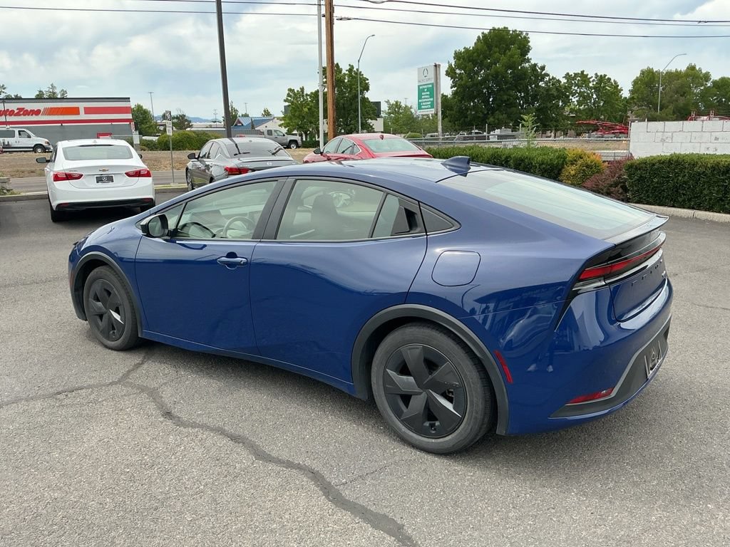 Used 2025 Toyota Prius LE FWD image 9