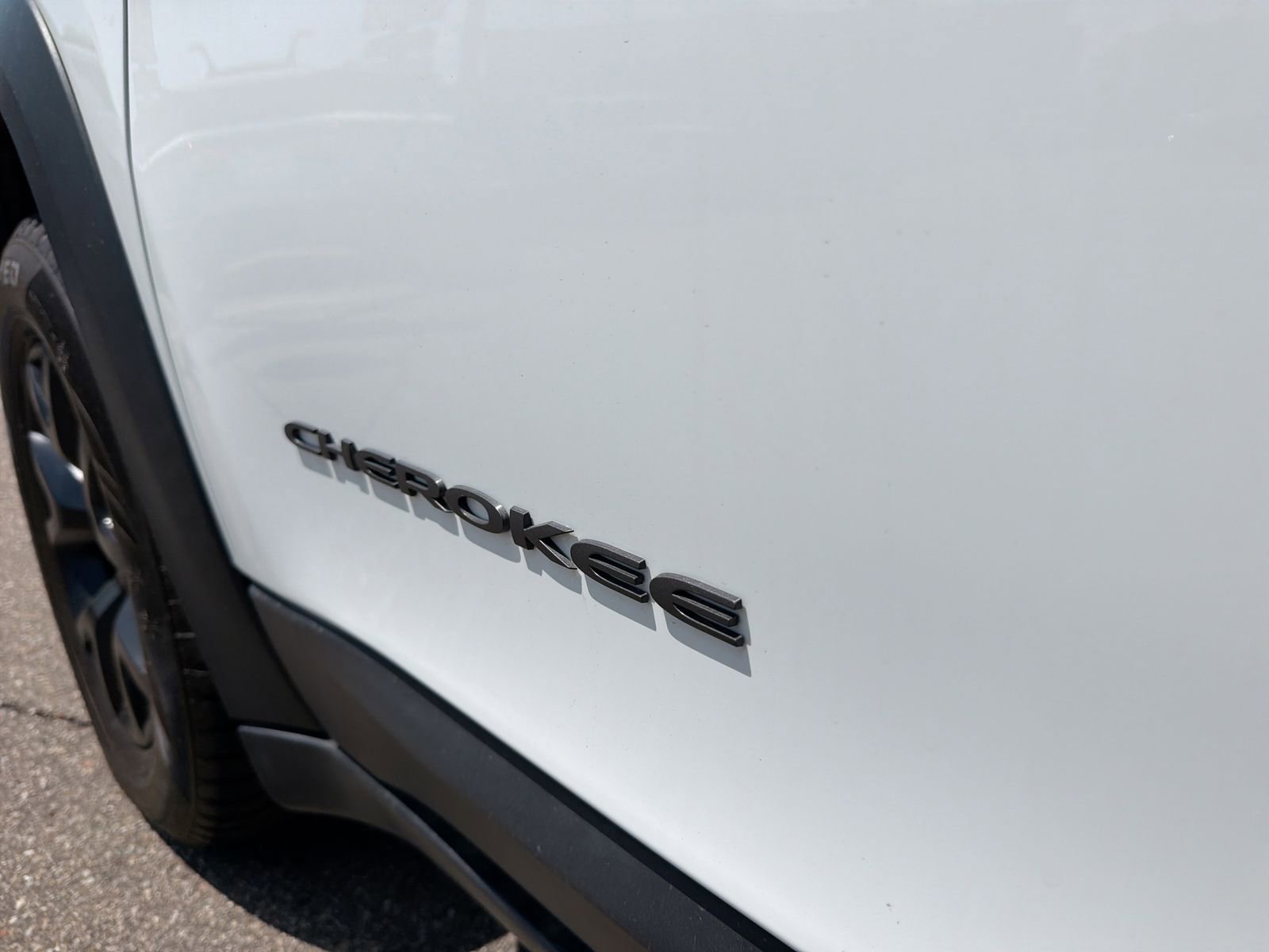 Used 2015 Jeep Cherokee Trailhawk w/ Cold Weather Group AWD/4WD image 17