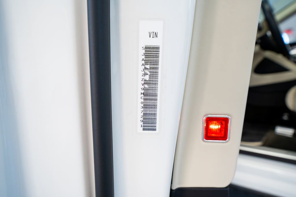 Used 2021 Bentley Bentayga Plug-In Hybrid image 56