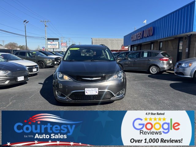 Used 2017 Chrysler Pacifica Touring-L image 4