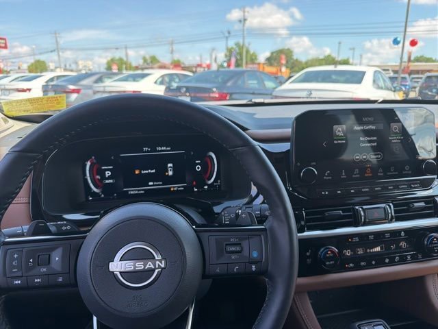 Used 2024 Nissan Pathfinder Platinum w/ Black Appearance Package AWD/4WD image 10