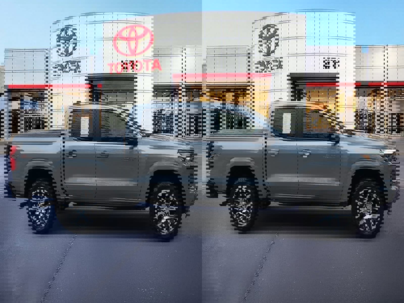 Used 2023 Chevrolet Colorado Z71 w/ Z71 Convenience Package 2 image 4