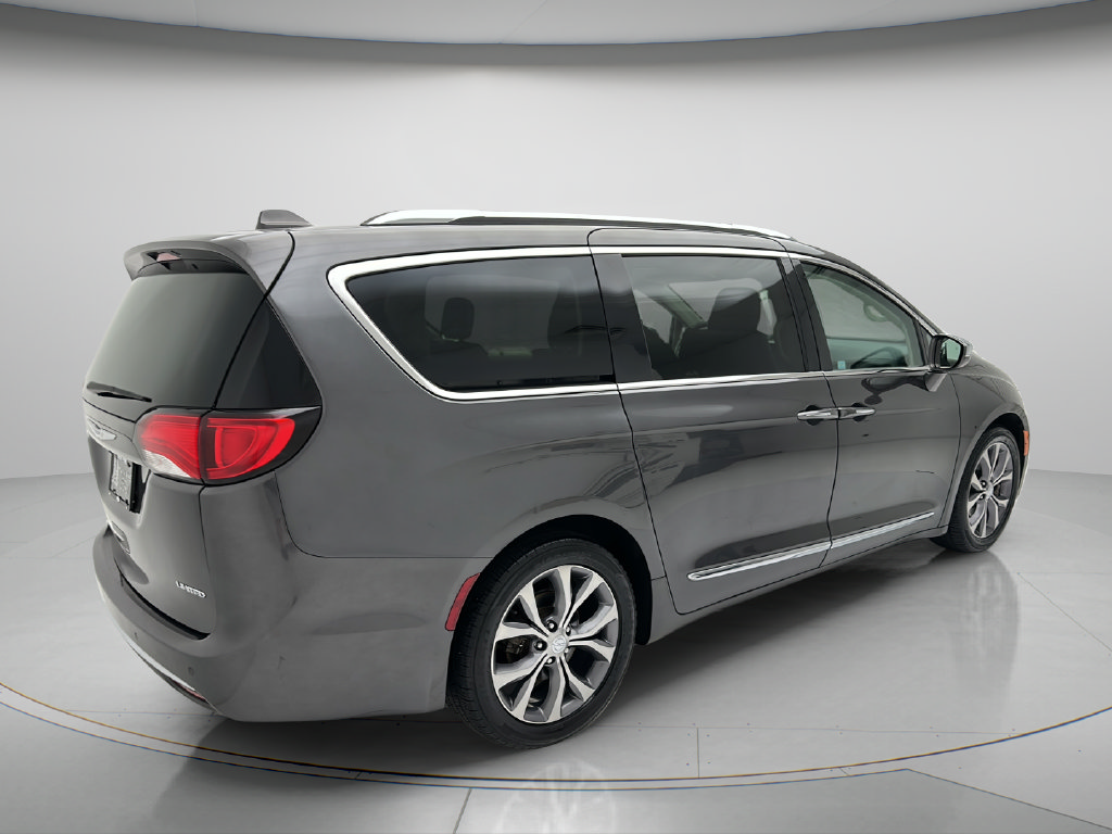 Used 2018 Chrysler Pacifica Limited w/ Tire & Wheel Group FWD image 5