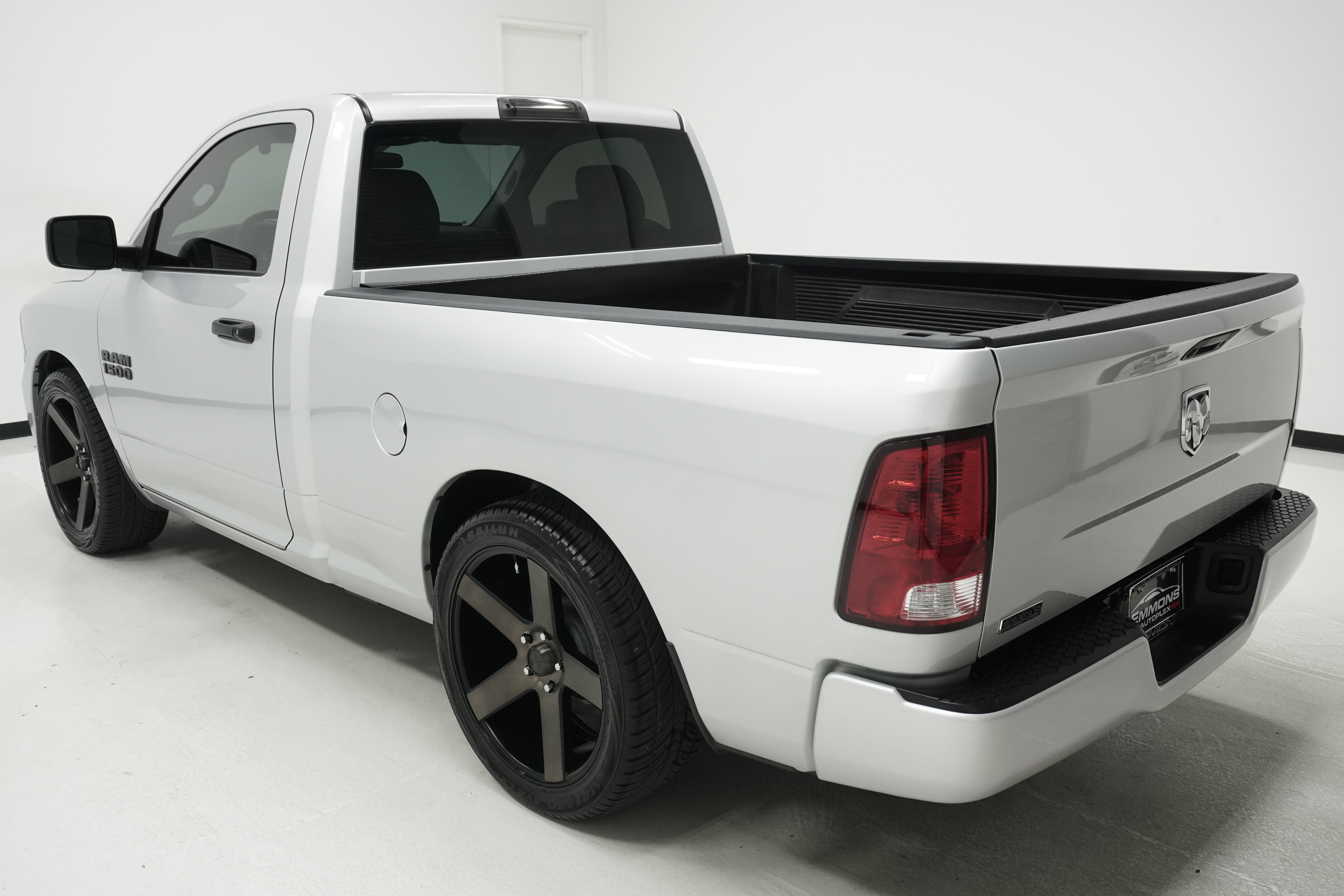 Used 2017 RAM 1500 Express RWD image 6