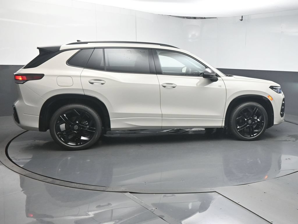 New 2026 Volkswagen Tiguan SE R-Line FWD image 8