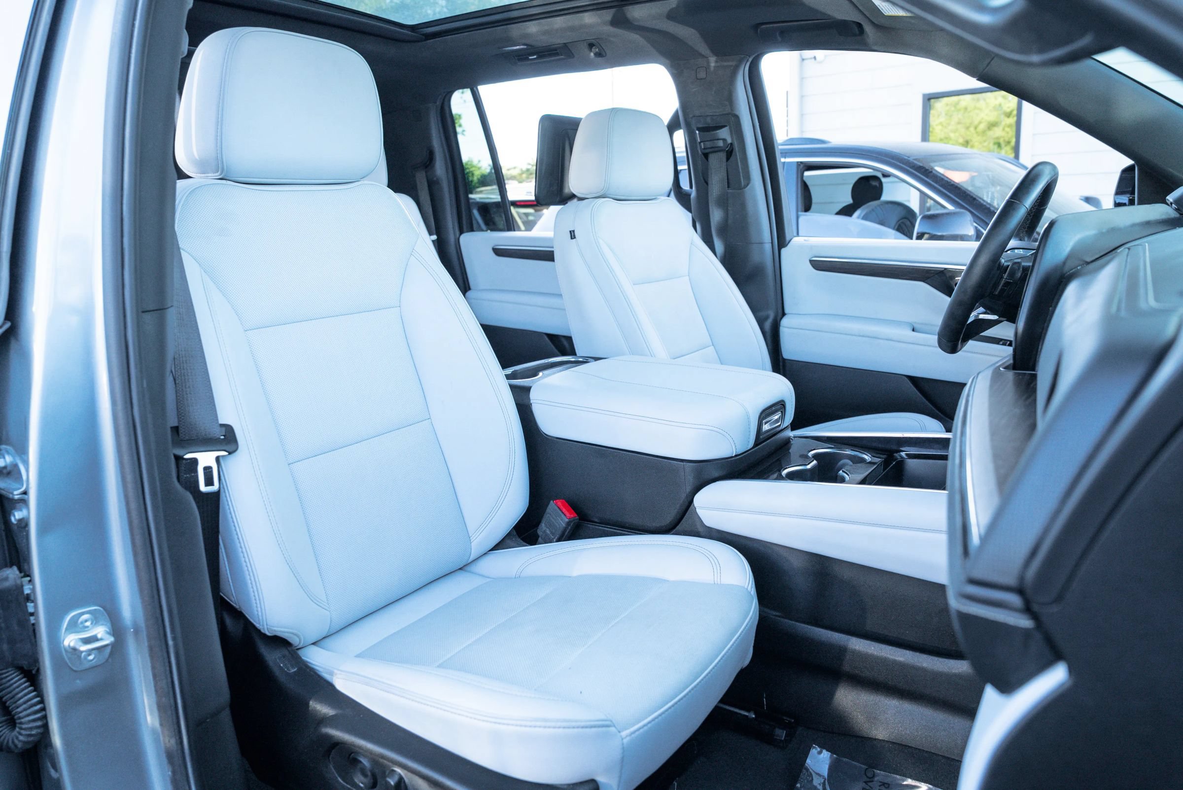 Used 2025 Chevrolet Suburban Premier AWD/4WD image 21