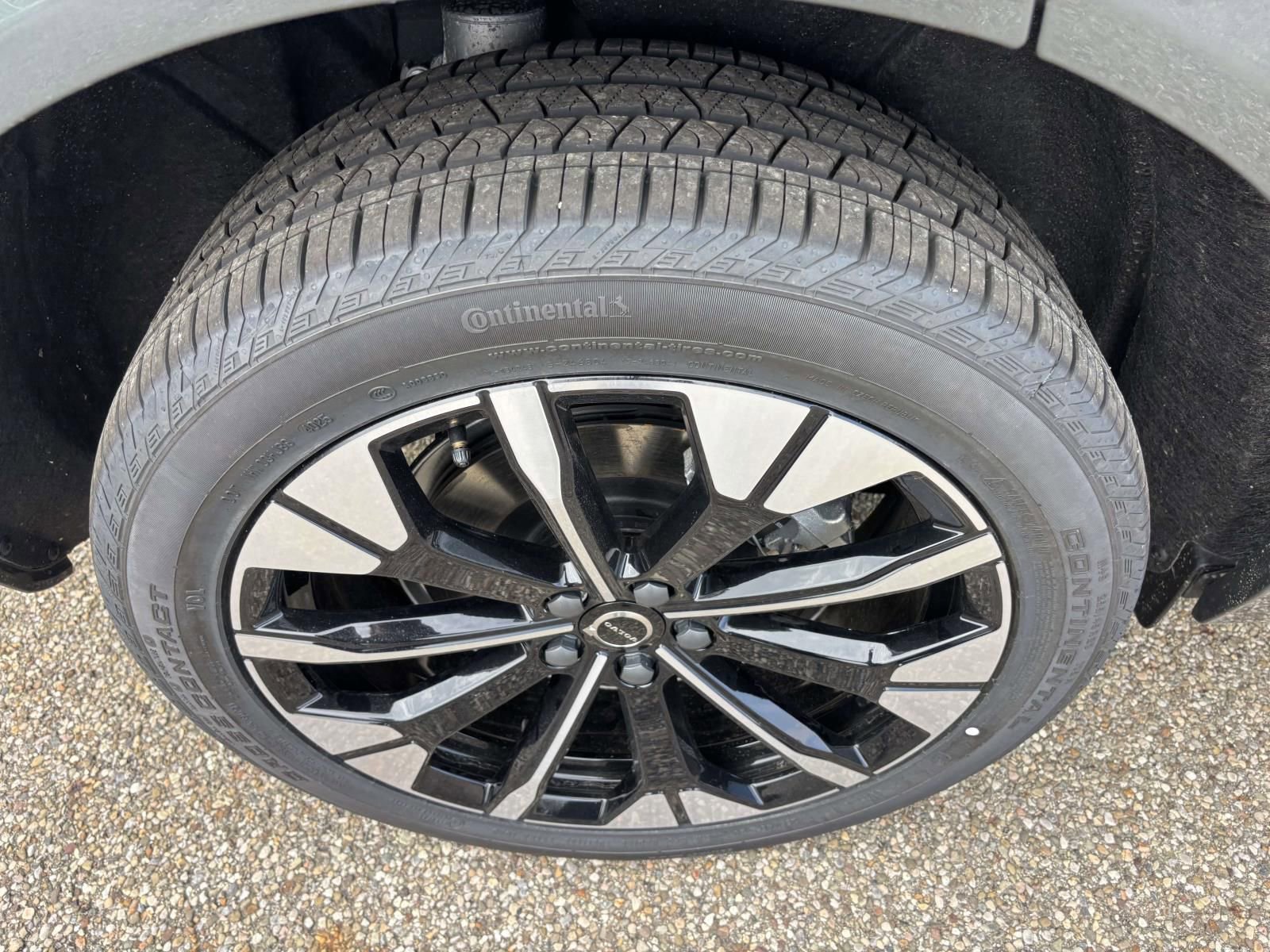 New 2026 Volvo XC60 T8 Plus w/ Protection Package Premier AWD/4WD image 10