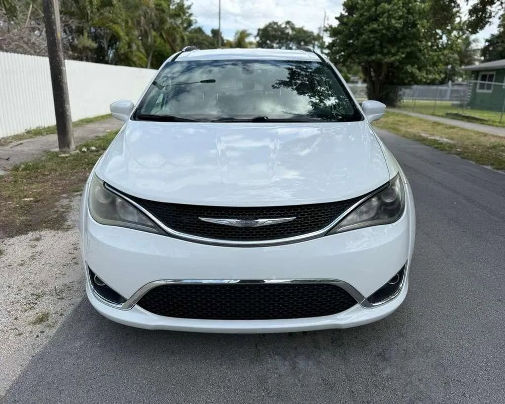 Used 2018 Chrysler Pacifica Touring-L FWD image 6