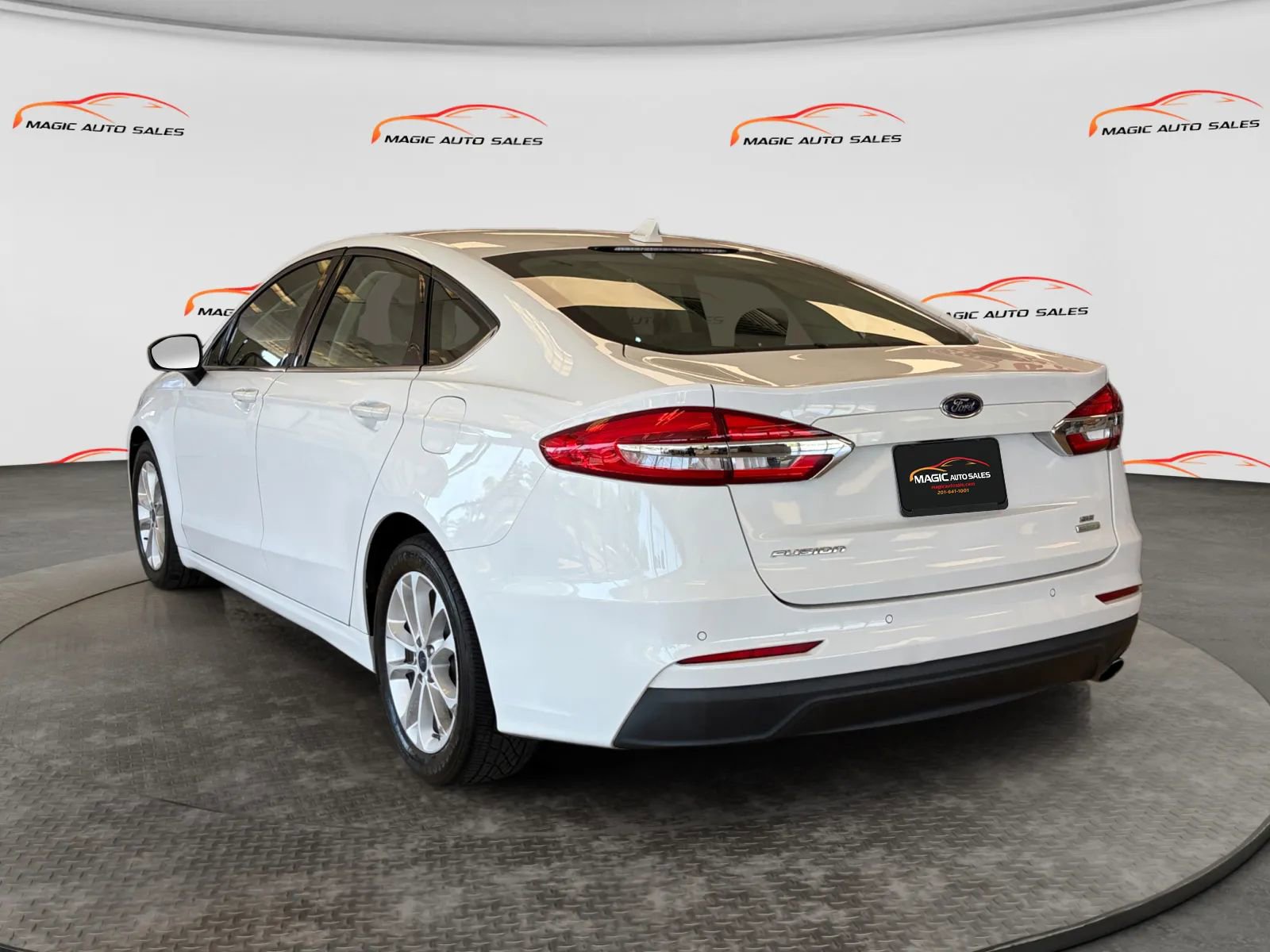 Used 2020 Ford Fusion SE FWD image 8