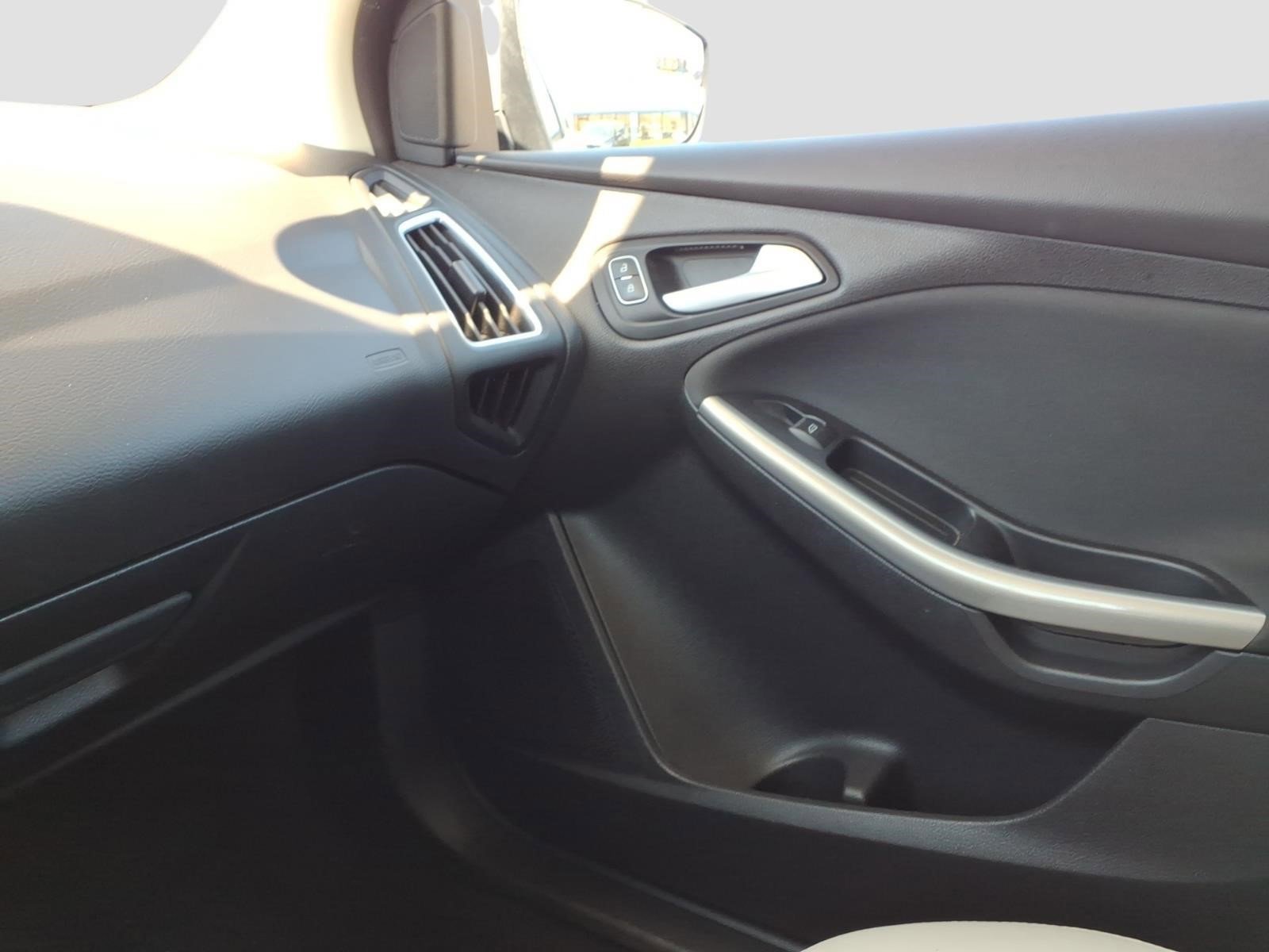 Used 2017 Ford Focus Titanium image 20