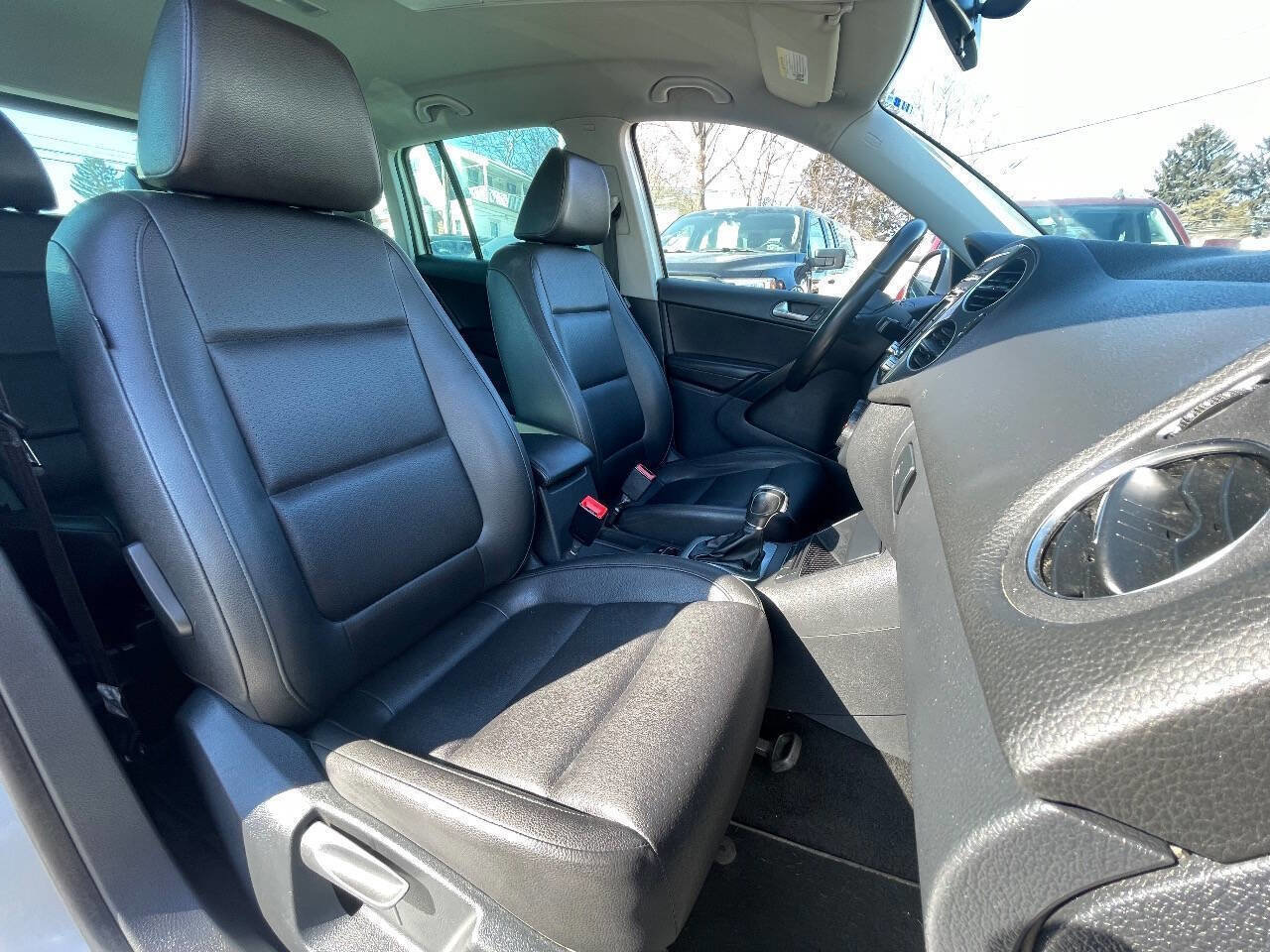 Used 2013 Volkswagen Tiguan SE image 30