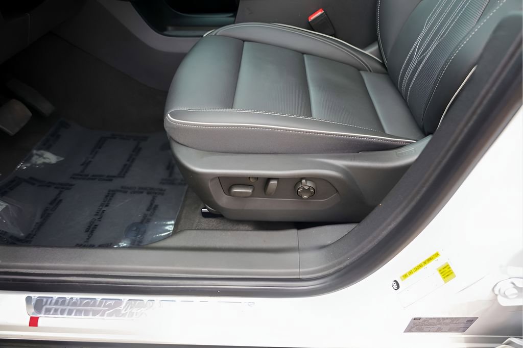 Used 2025 Buick Envision Avenir AWD/4WD image 12