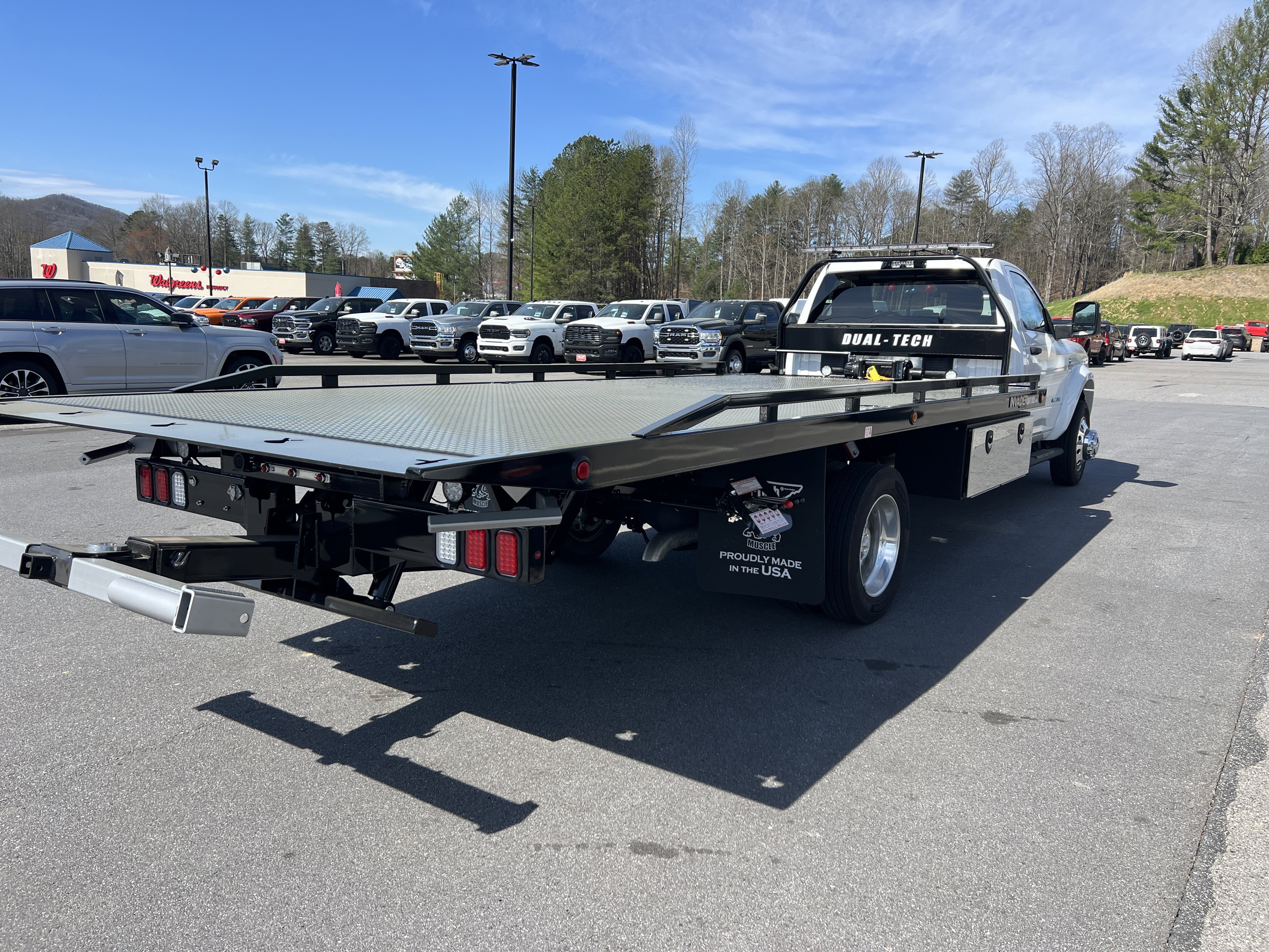 Used 2025 RAM 5500 2WD Regular Cab image 3