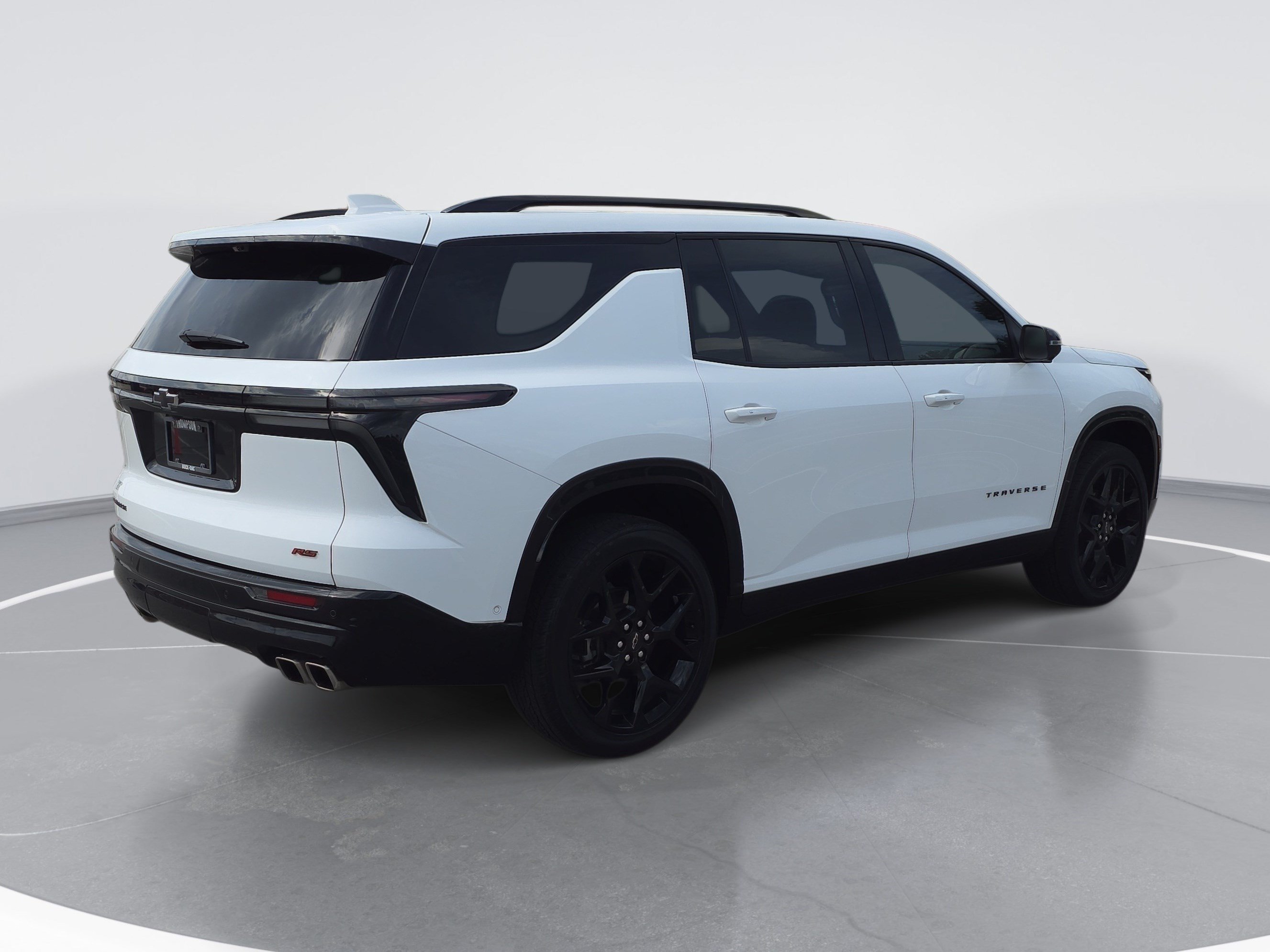 Used 2024 Chevrolet Traverse RS FWD image 3
