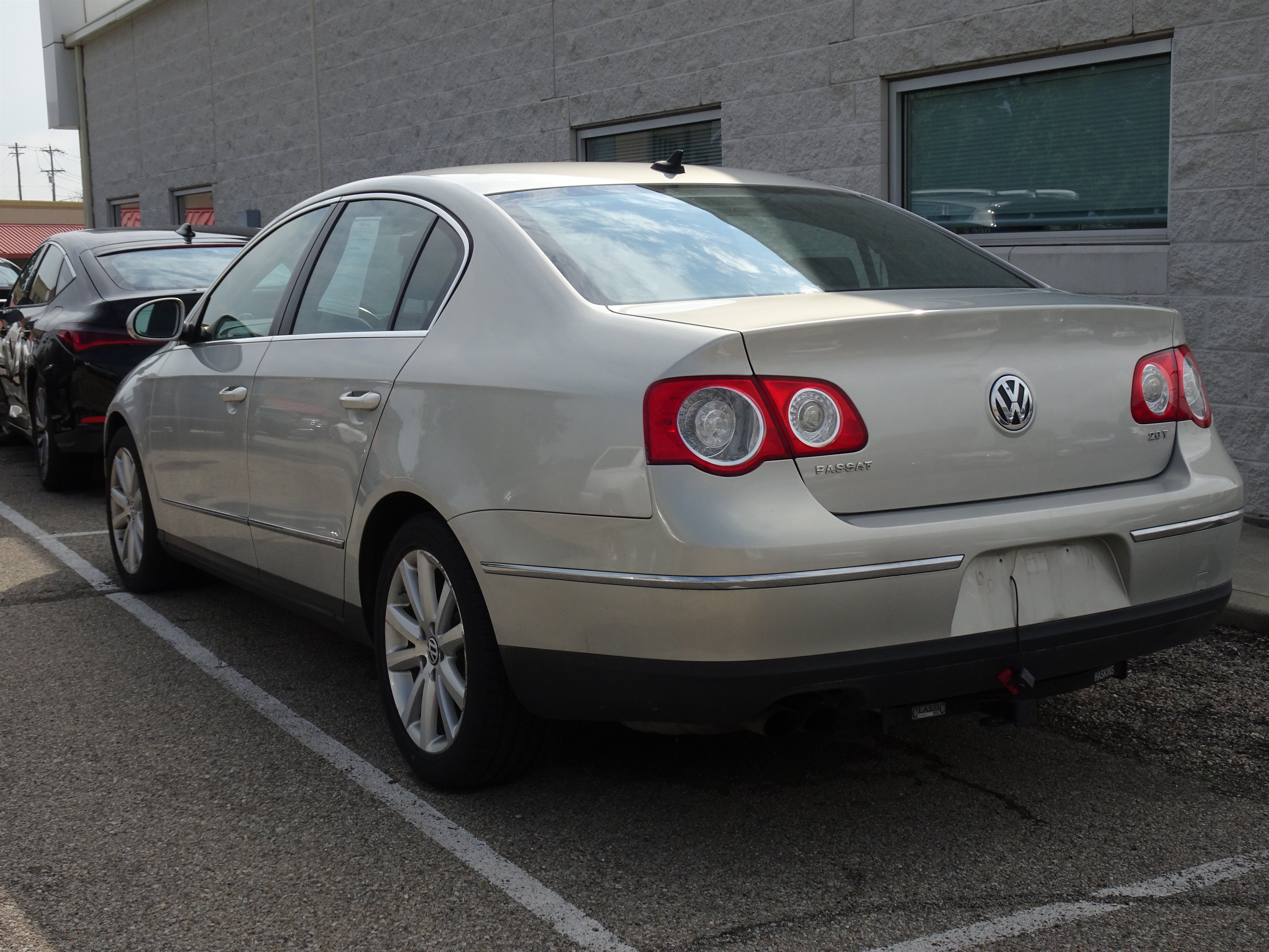 Used 2010 Volkswagen Passat Komfort FWD image 3