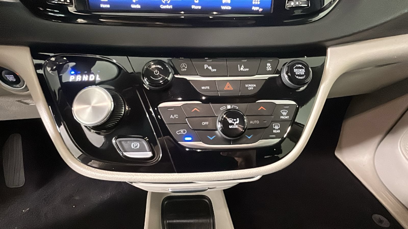 Used 2024 Chrysler Pacifica Touring-L FWD image 25