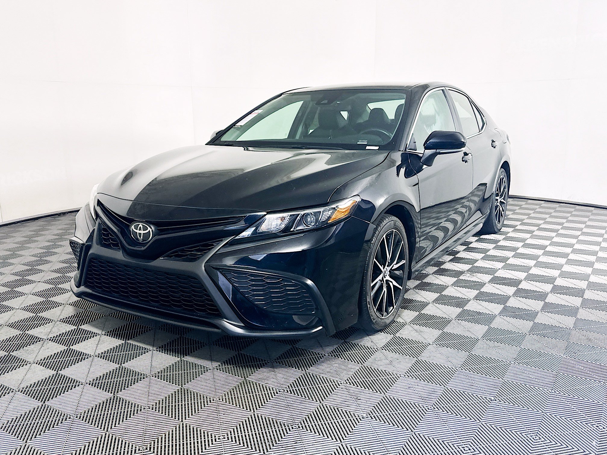 Used 2023 Toyota Camry SE FWD image 7