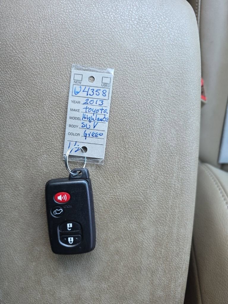 Used 2013 Toyota Highlander Limited image 25