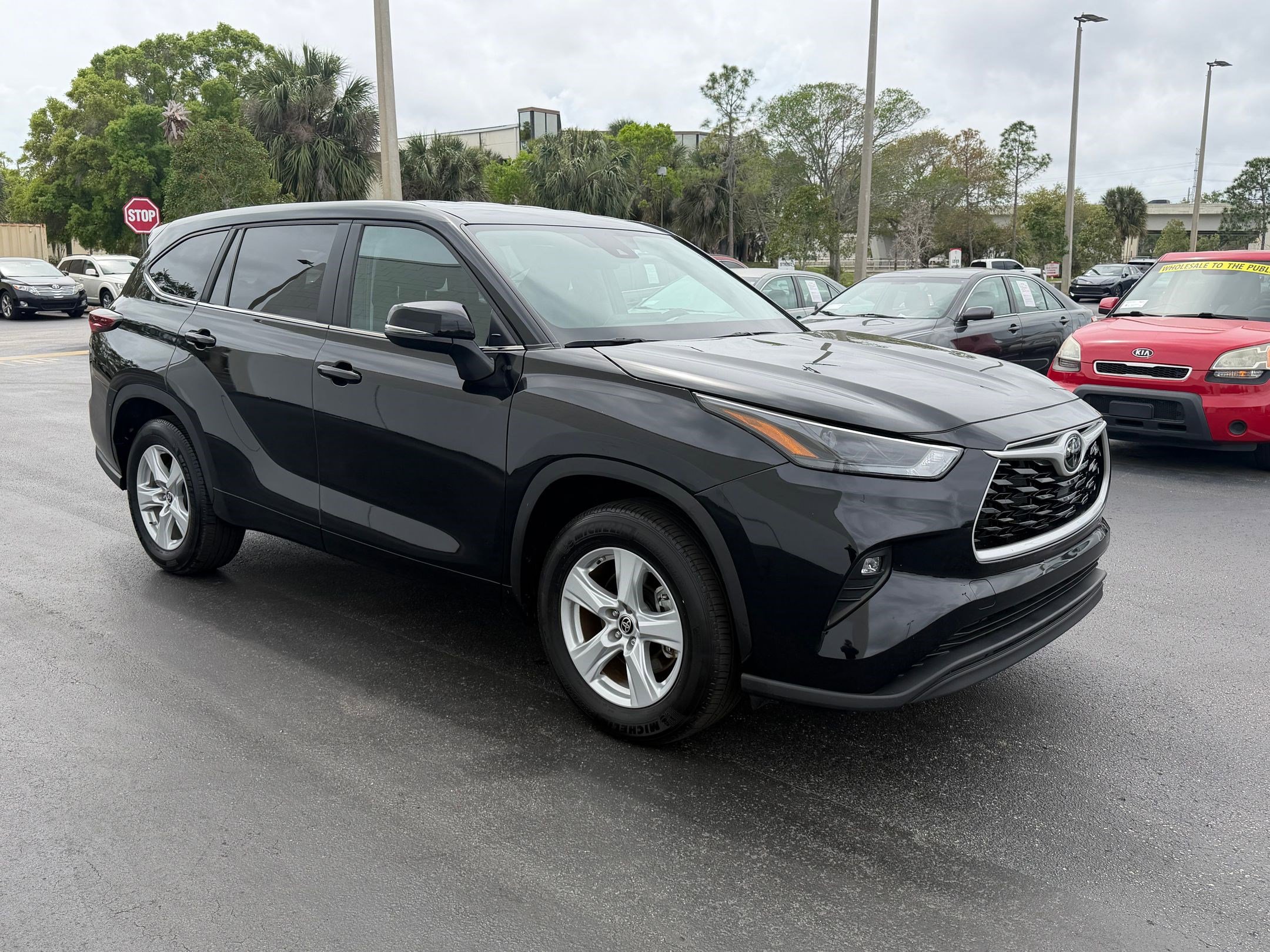 Used 2025 Toyota Highlander LE image 7